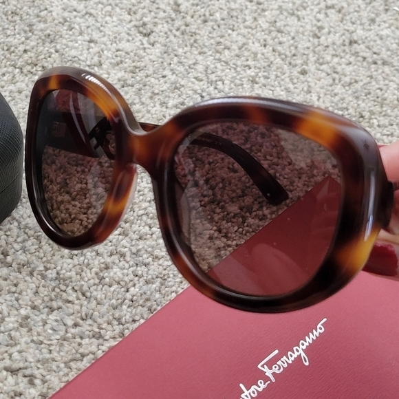 Ferragamo Oversized Sunglasses 53mm - Picture 2 of 8